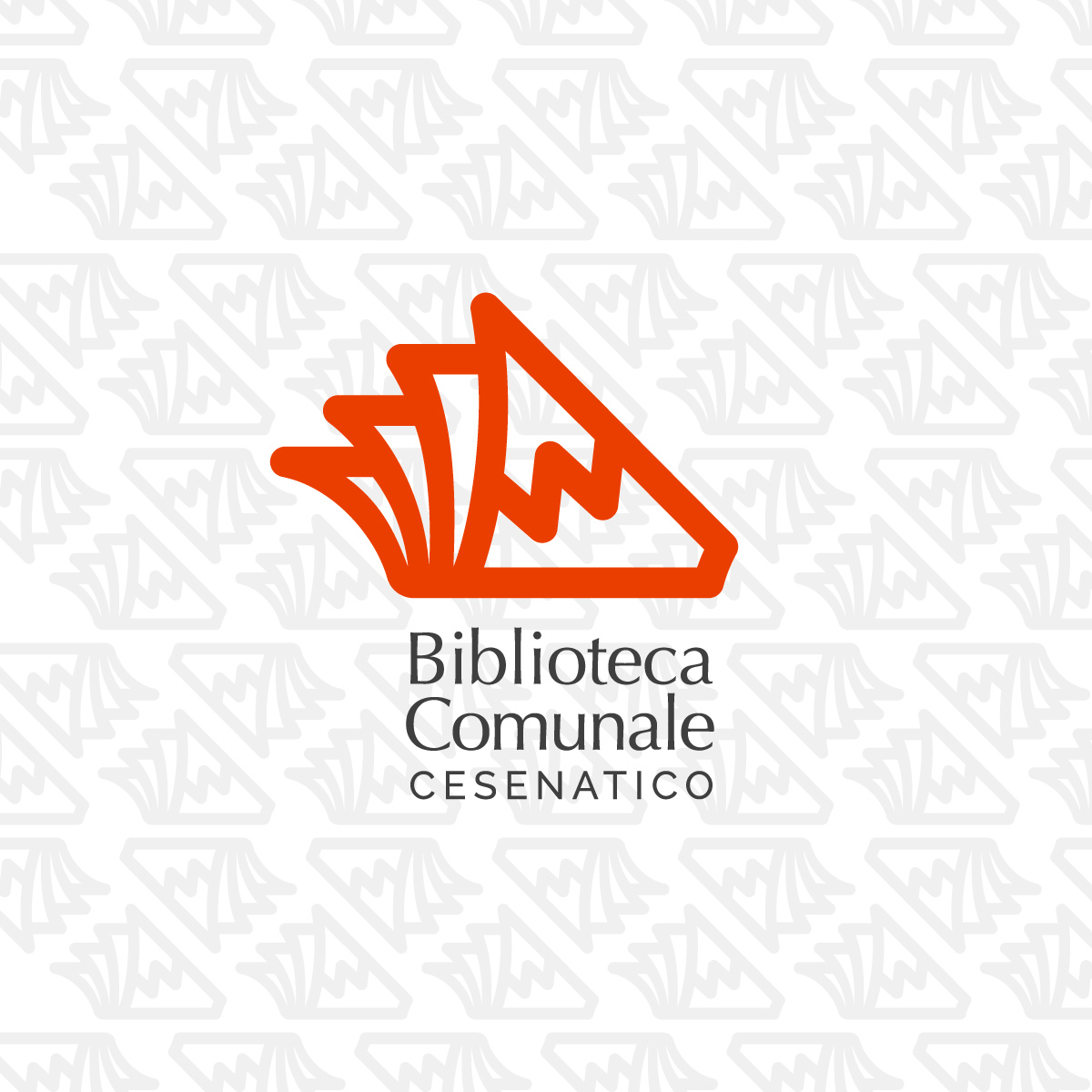 Logo della Biblioteca Comunale di Cesenatico con libri stilizzati in arancione su sfondo bianco decorato con pattern ripetuto dello stesso simbolo in grigio chiaro.