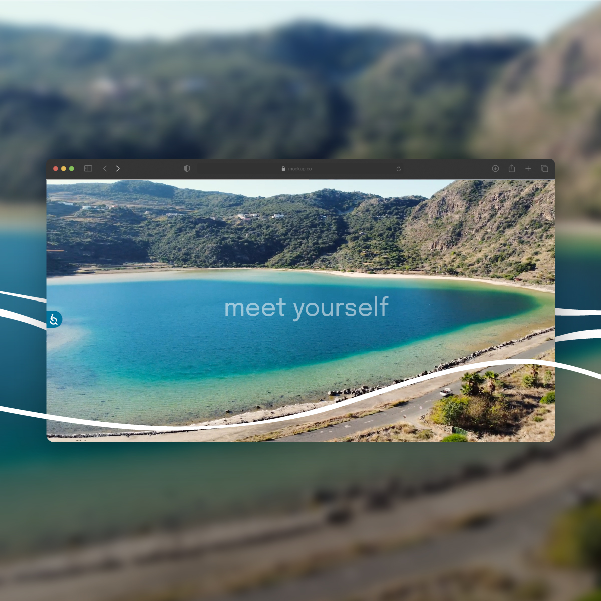 Fotogramma di un video promozionale dedicato a Pantelleria, con il lago Specchio di Venere al centro e la scritta “meet yourself” in sovrimpressione. Le onde grafiche del brand attraversano l’immagine, richiamando i colori blu e rame del logo Visit Pantelleria Island.