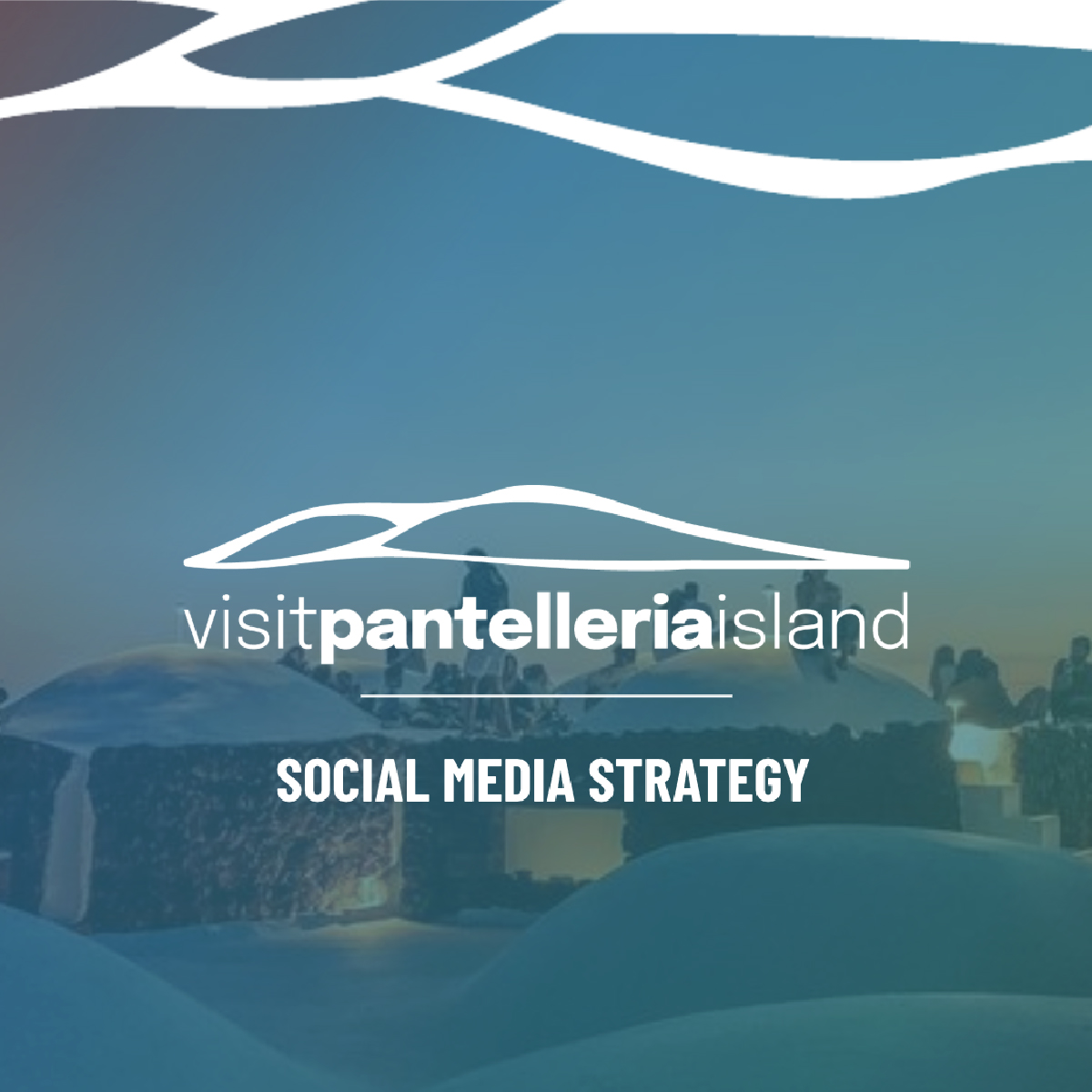 “Copertina del progetto Visit Pantelleria Island con il titolo Social Media Strategy. Sullo sfondo, i tradizionali dammusi dell’isola al tramonto e il logo bianco stilizzato con il profilo dell’isola.”